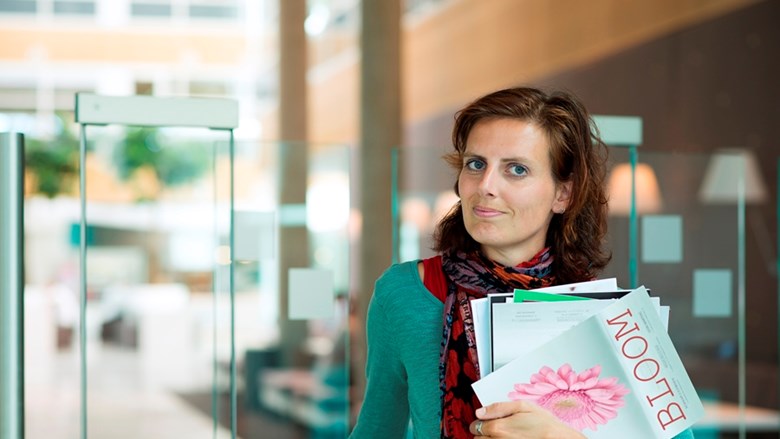 Vrouw met tijdschriften