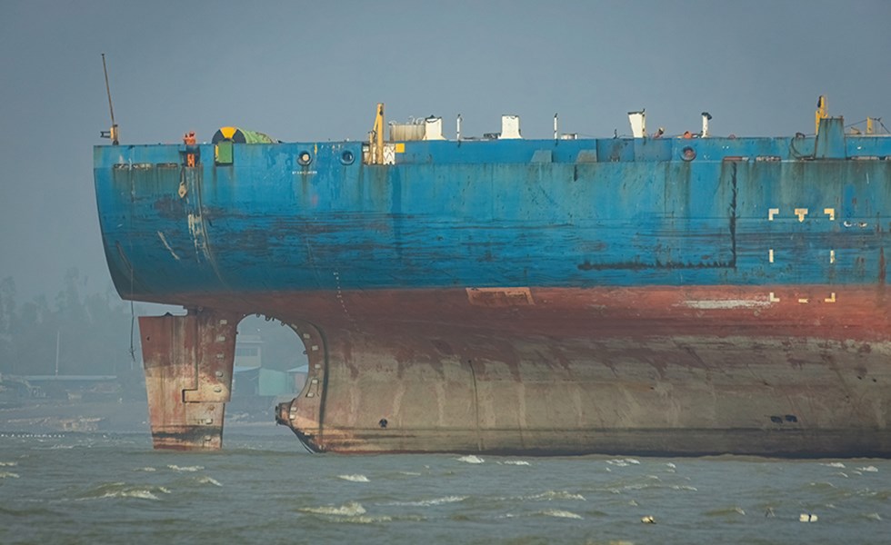 Schip dat gesloopt wordt in Bangladesh