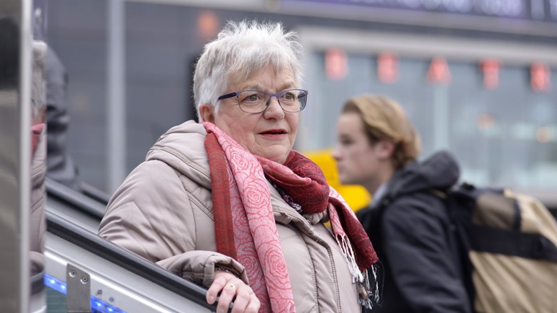 Vrouw op roltrap