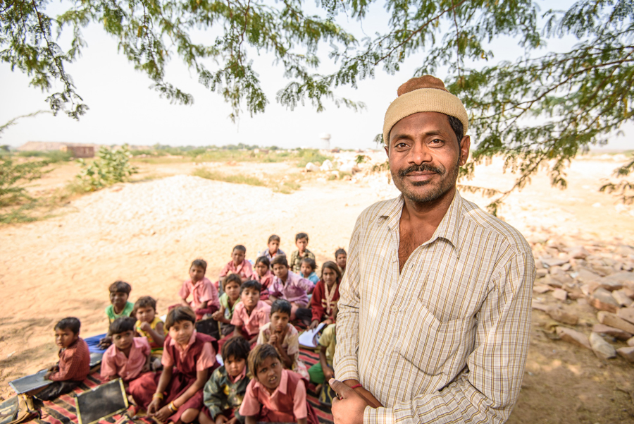 Kyaram is leraar op een mobiele school bij de steengroeven in Jodhpur, India