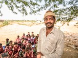 Kyaram is leraar op een mobiele school bij de steengroeven in Jodhpur, India