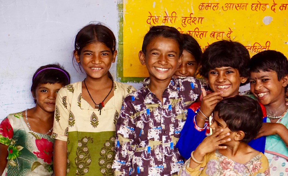 india-scheepssloop-meisje-haalt-plastic-uit-touwen