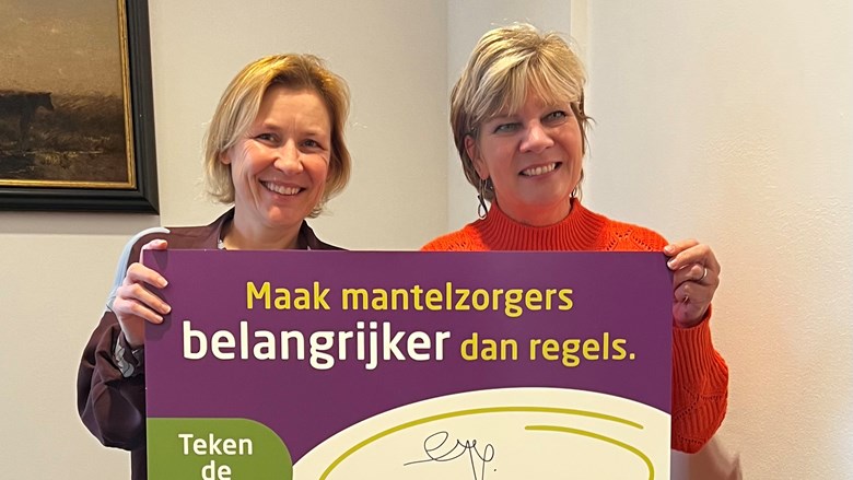 Kitty Jong en Esther Hendriks van MantelzorgNL na ondertekening van de  petitie #stopderegelkolder
