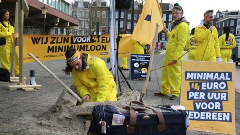 Actievoerders voerden campagne bij De Nederlandse Bank.