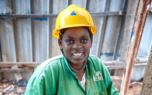 vrouwelijke bouwvakker in Rwanda