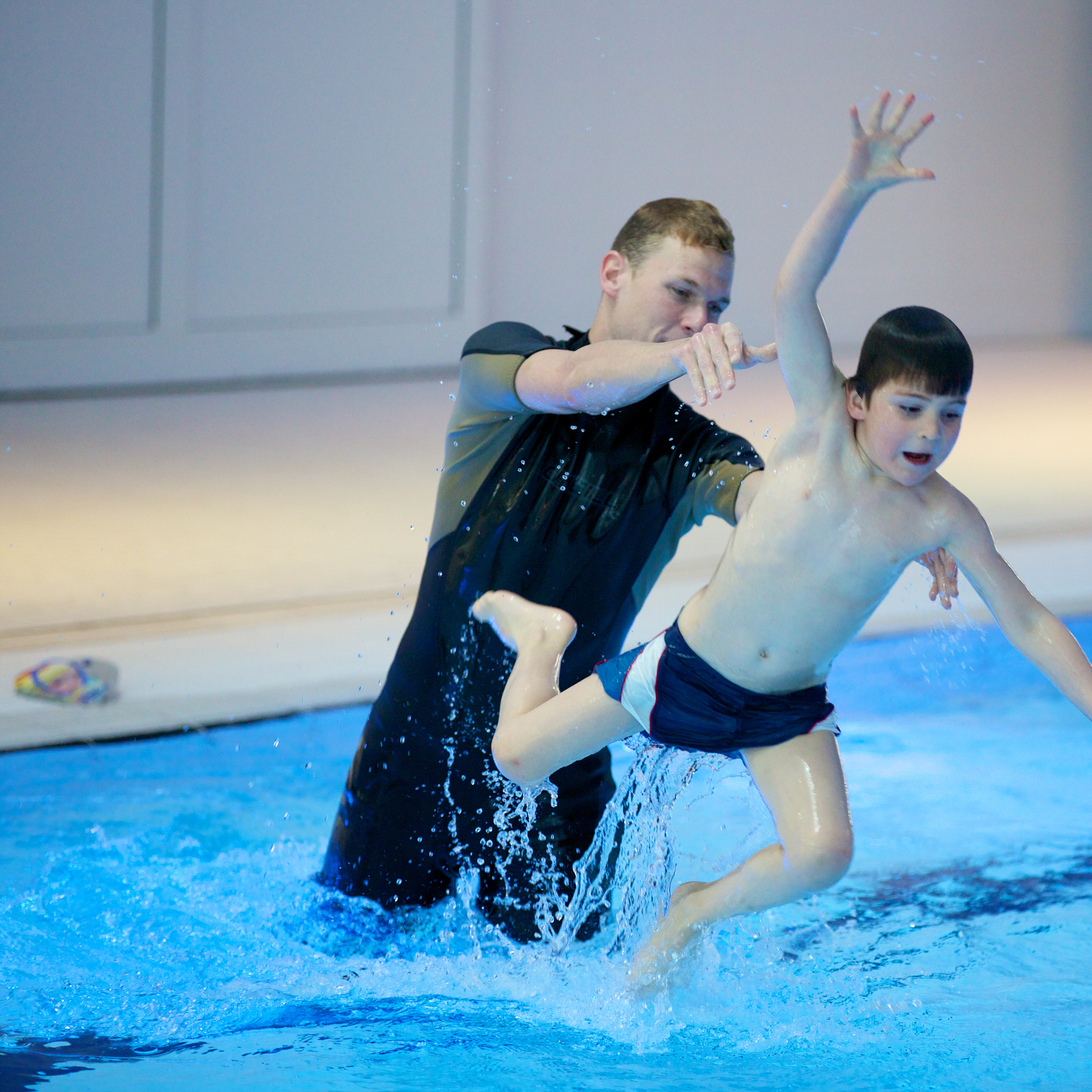 Zwembadinstructeur in zwembad met kind