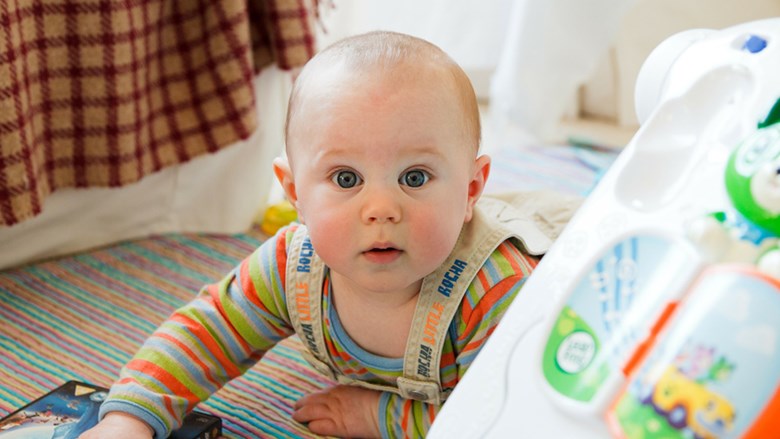 Een baby op een speelkleed