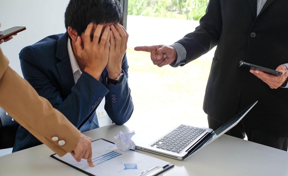 Mannen hebben kritiek op medewerker