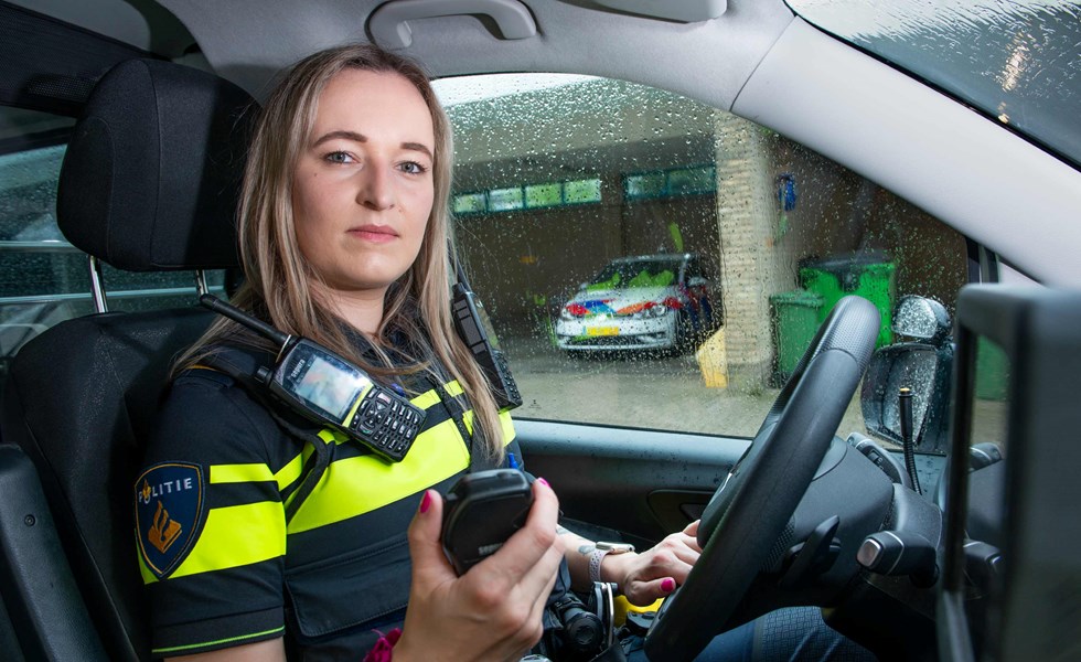 Foto van Jessie Bos in politiepak in auto