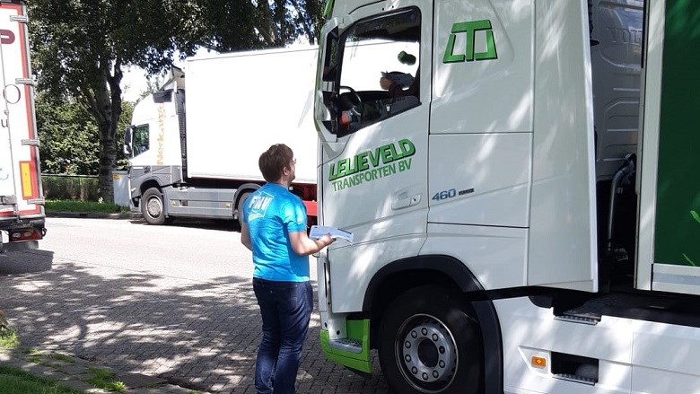 Sam Verduijn op pad met de cao-krant