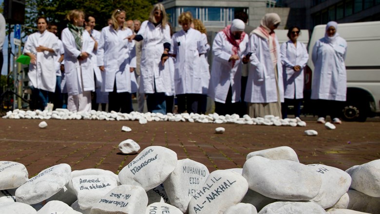 Stenen met daarop de namen van de hulpverleners die in Gaza zijn omgekomen foto: Arie Kievit