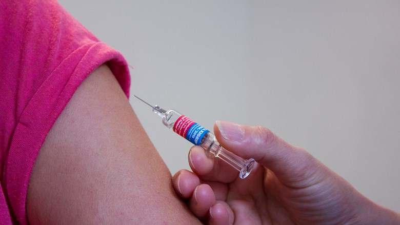 FNV wil voor zorgpersoneel betere informatie over vaccin