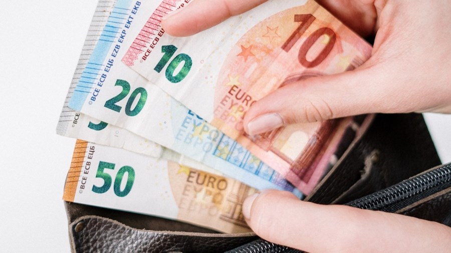 Geldbriefjes in hand, onder portemonnee