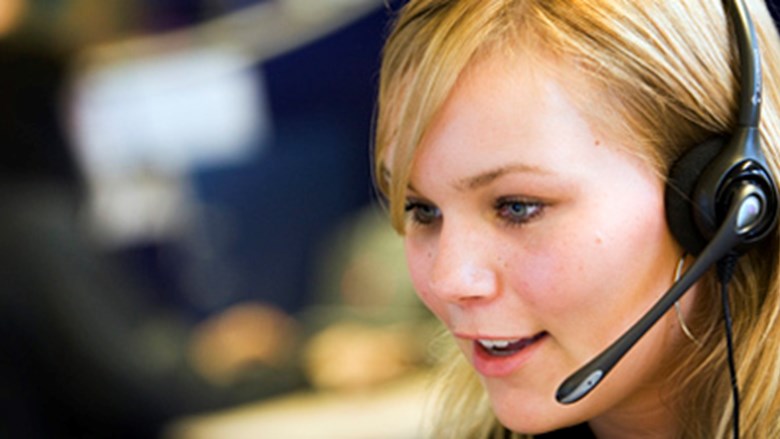 Meisje in een callcenter met headset