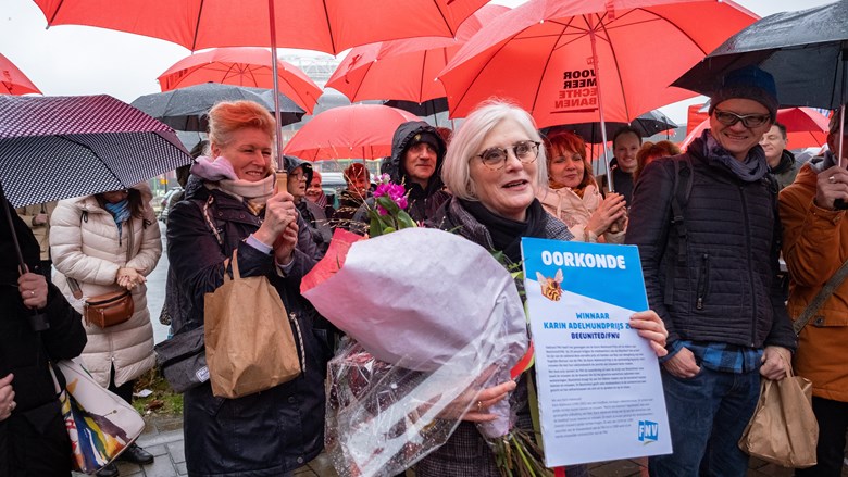 FNV geeft prijs aan Bijenkorfvrouwen