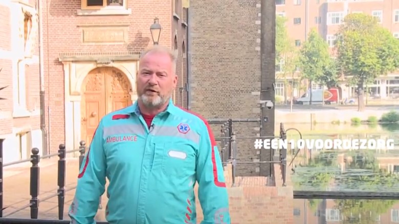 Ambulancechauffeur Elt Vierveijzer vertelt in zijn vlog wat de politiek met hem doet nu de druk heel erg hoog is.