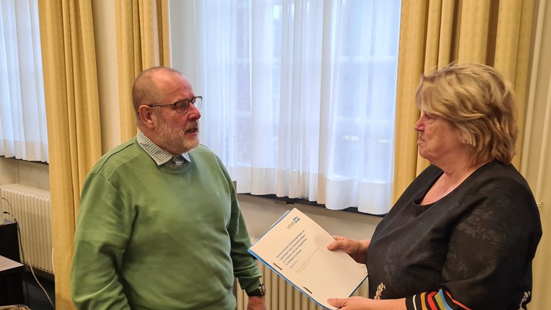 aanbieding eerste exemplaar rapport aan Roermondse wethouder Smitsmans