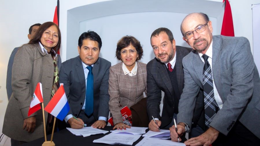 Werknemers en werkgevers in Peru ondertekenen oprichting stichting van de arbeid.