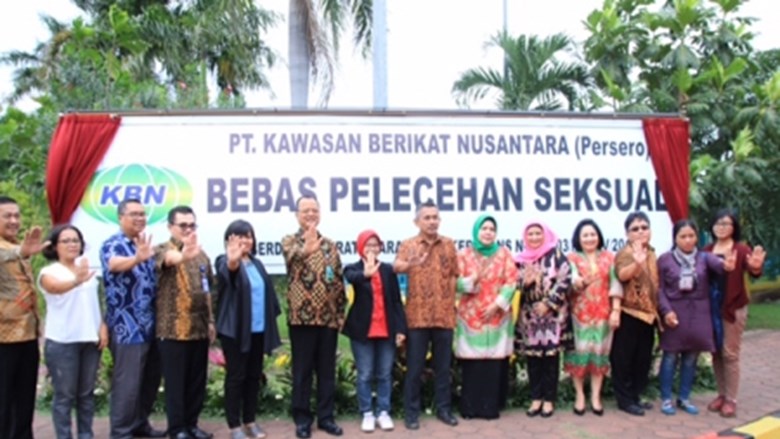 “Laten we samen de werkplekken vrij maken van alle seksuele intimidatie” staat er op het billboard op het industrieterrein Kawasan Berikat Nusantara (KBN), bij de oude haven in Jakarta.