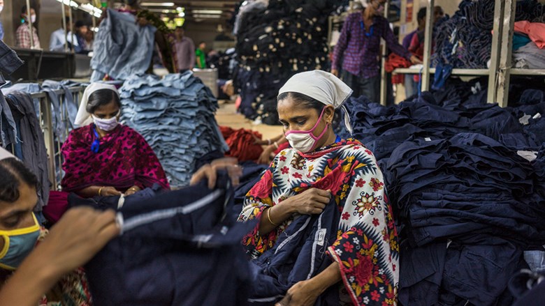 Vrouw aan het werk in kledingfabriek Bangladesh