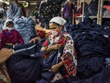 Vrouw aan het werk in kledingfabriek Bangladesh