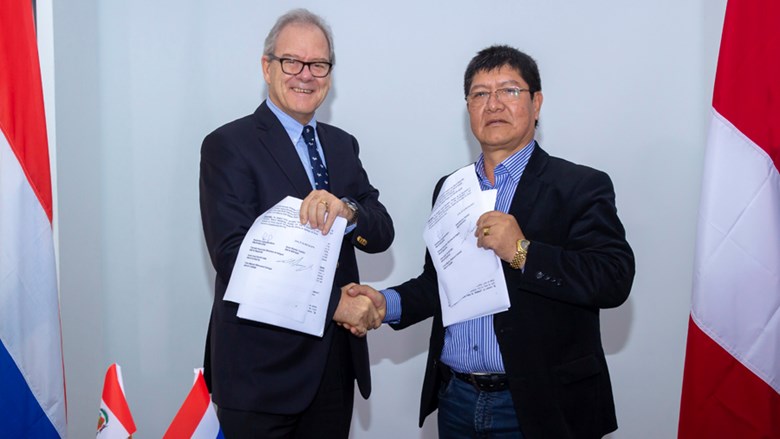 Foto: Andreas von Wedemeyer van SNI (links) en Gerónimo López Sevillano van CGTP (rechts)