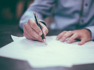 Man schrijft brief