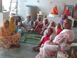 Groep oudere huishoudelijk werkers in India