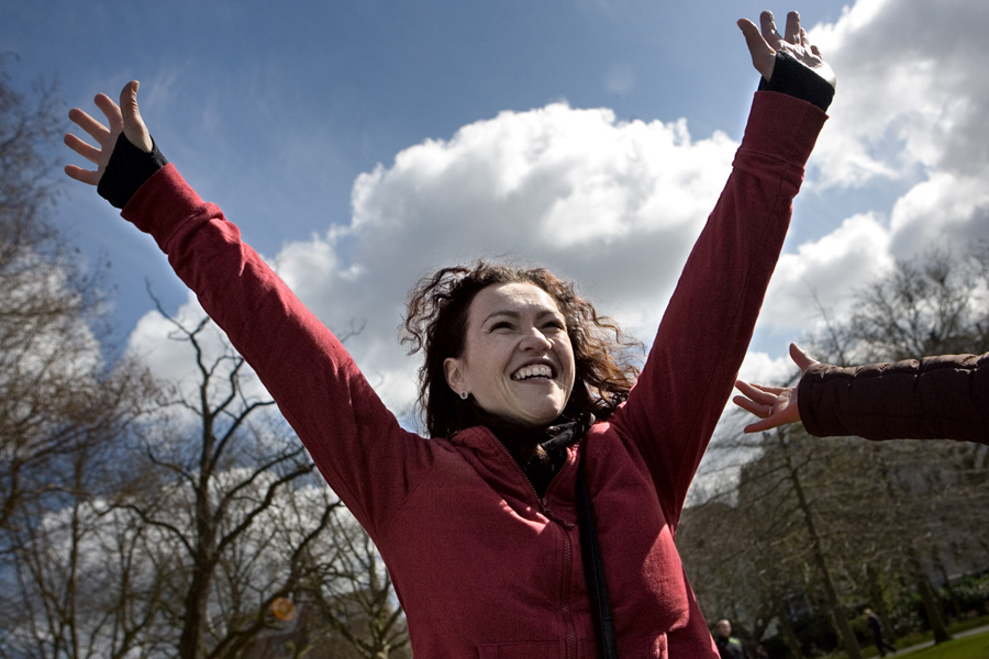 vrouw met handen in de lucht