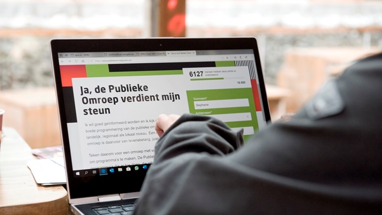 Mediamaker die de petitie ondertekent
