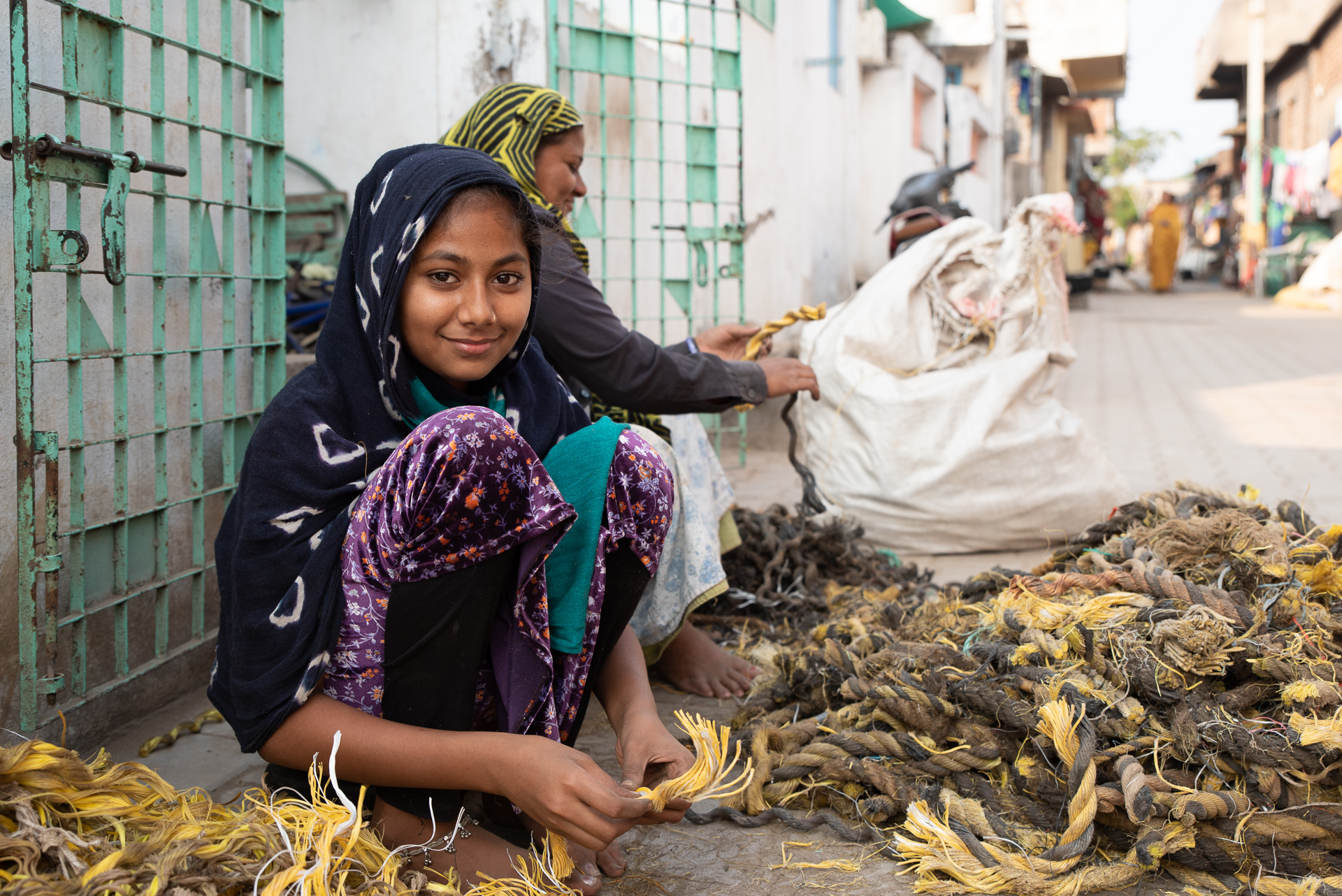 India, shipbreaking: meisje haalt plastic uit touwen_foto Roderick Polak
