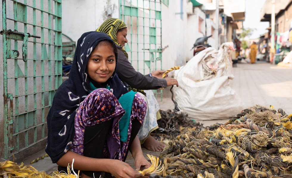 india-scheepssloop-meisje-haalt-plastic-uit-touwen