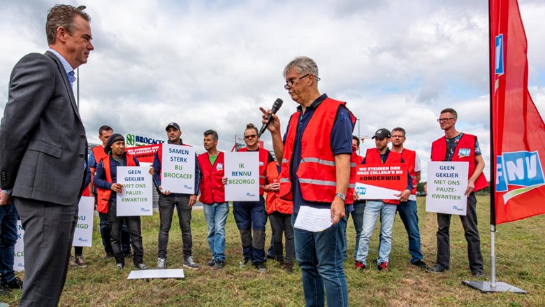 FNV-leden bij Brocacef overhandigen op 19 september hun petitie voor een betere cao aan de directie