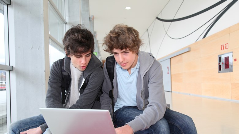 Twee leerlingen met laptop