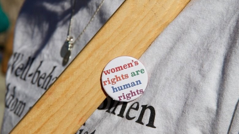 button met tekst: 'Women's rights are human rights'