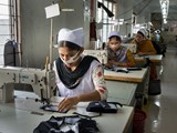 Werkneemsters achter naaimachine in kledingfabriek Banglad
