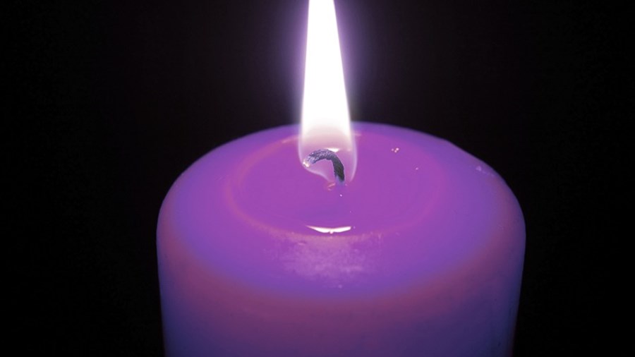 Paarse brandende kaars