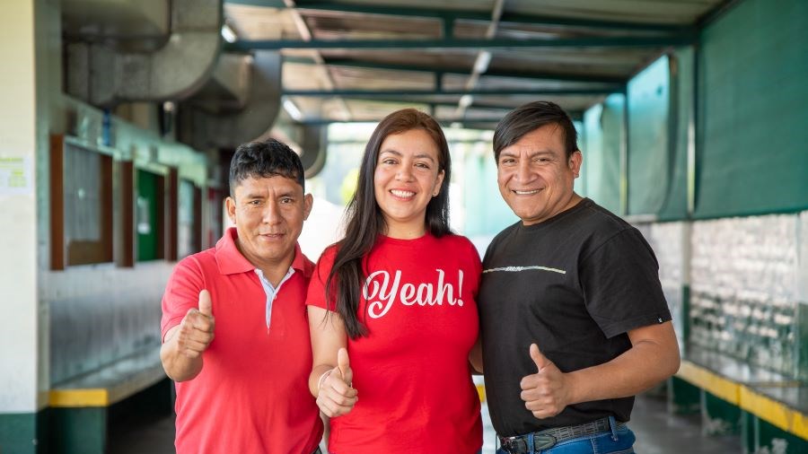 Vakbondsvertegenwoordigers en werkgeversvertegenwoordigers steken duim op.