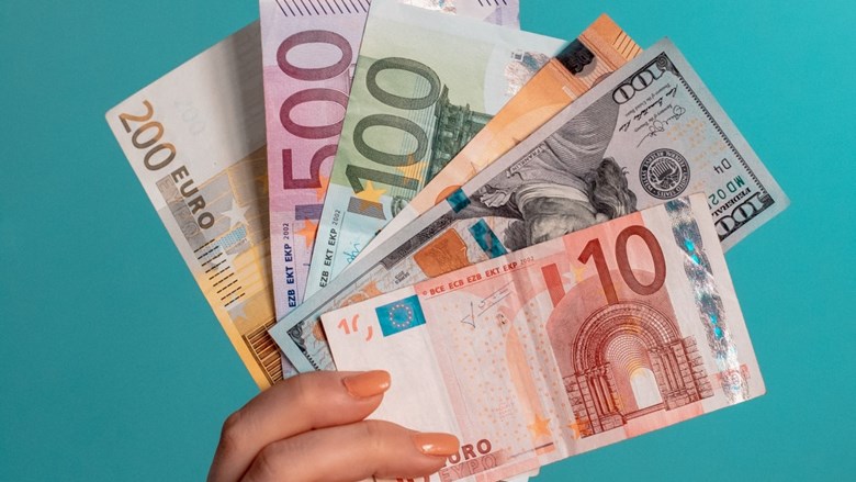 Briefgeld in hand