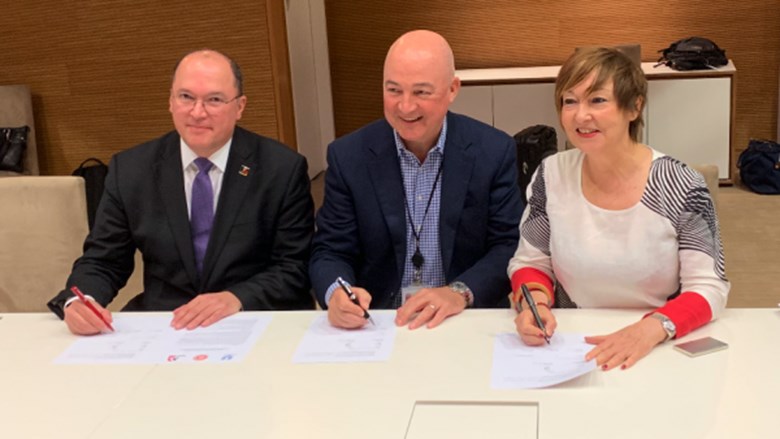 IndustriALL general secretary, Valter Sanches, Unilever CEO, Alan Jope, and IUF general secretary, Sue Longley tekenen het akkoord, 10-05-2019