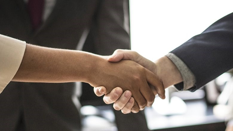 Handen schudden voor een nieuwe cao Vermo.