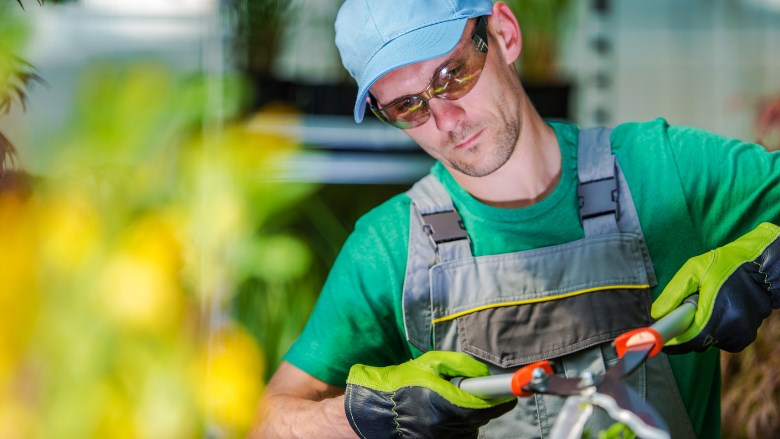 hovenier aan het werk