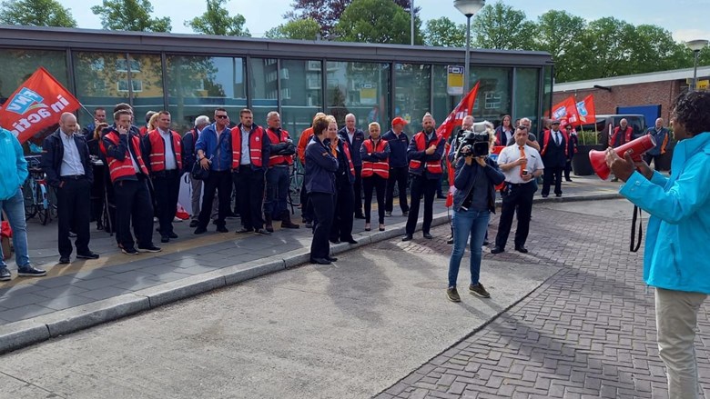 Demonstratie van medewerkers streekvervoer