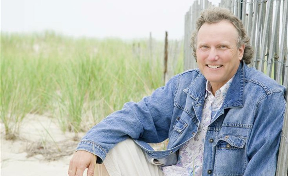 FNV-lid Tom zit op het strand