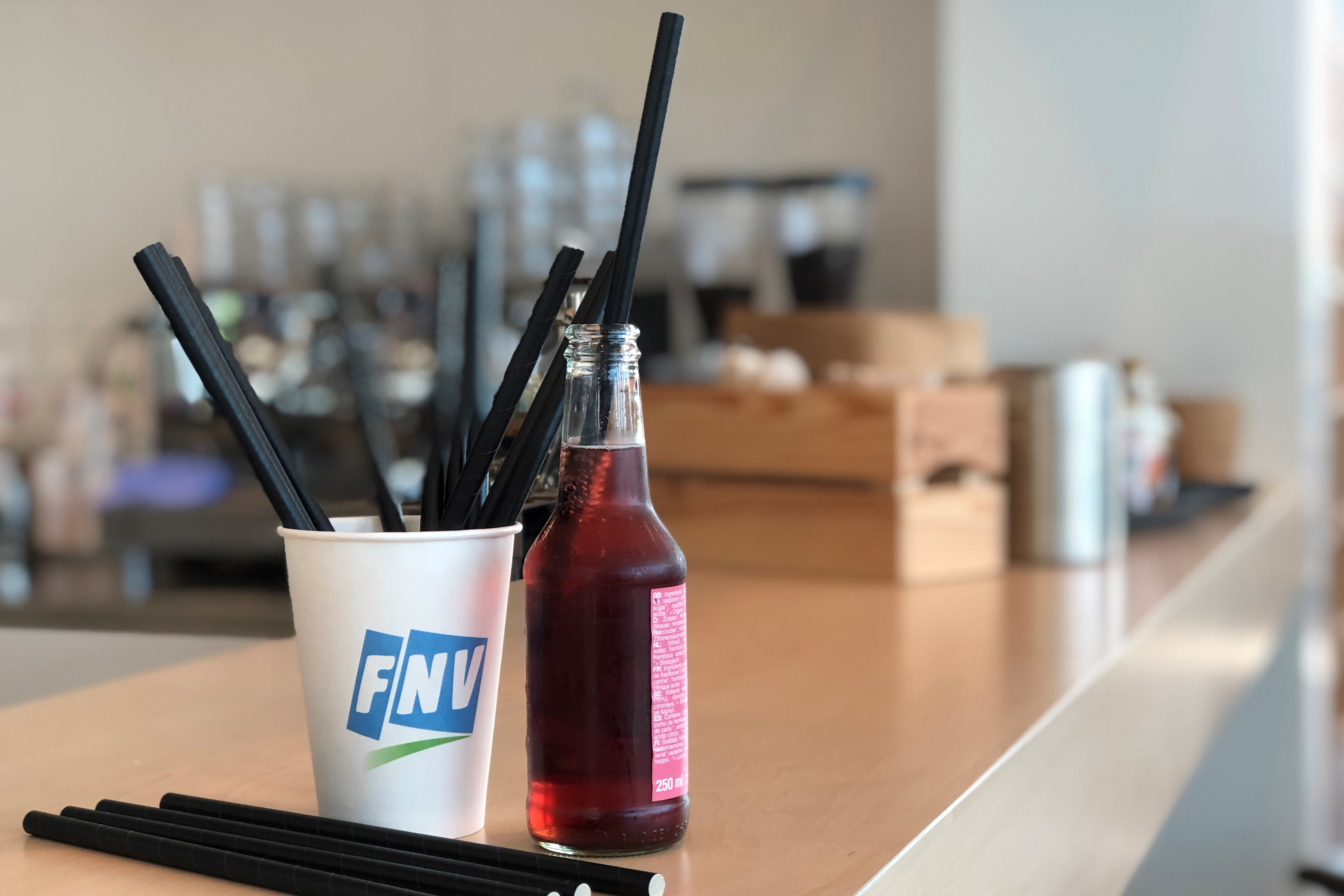 Lepeltjes en rietjes van hout en papier