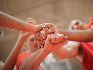 vuisten tegen elkaar sport