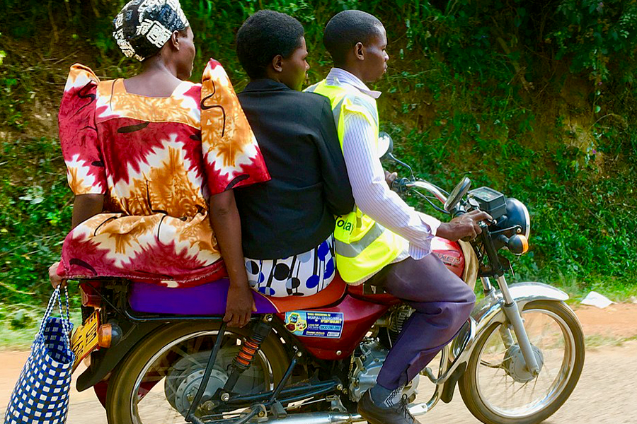 Oeganda: Boda boda taxi-Sal-Roux-wikimedia-commons-