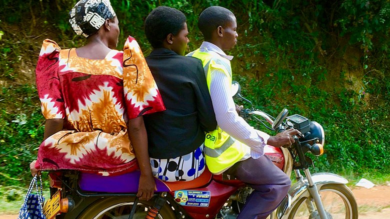 Oeganda: Boda boda taxi-Sal-Roux-wikimedia-commons-