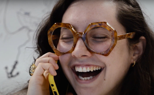 Lachende vrouw aan de telefoon