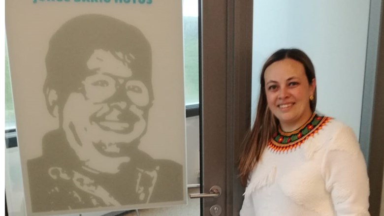 Yessika Hoyos bij portret van haar vader bij FNV